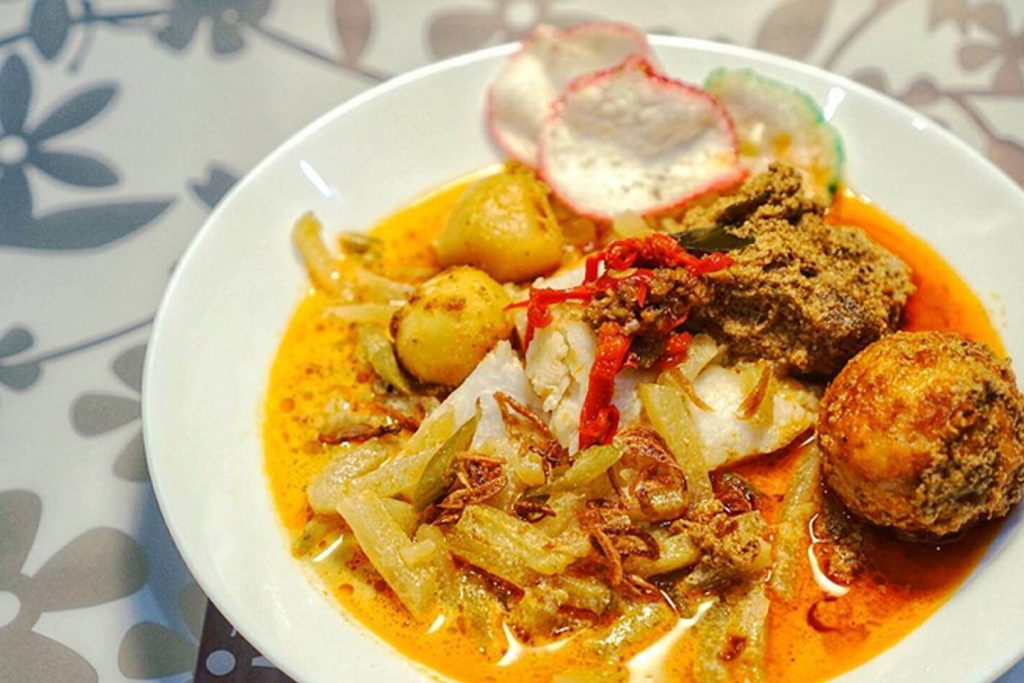 Makanan Khas Jakarta Ketupat Sayur